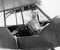 Arthur in zijn 'gevechtsvoertuig', een pipercup verkenningsvliegtuig, 1944
